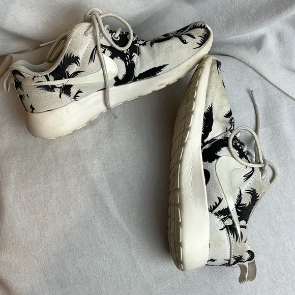Nike Palm Tree Roshe Run Sneakers - Picture 7 of 8